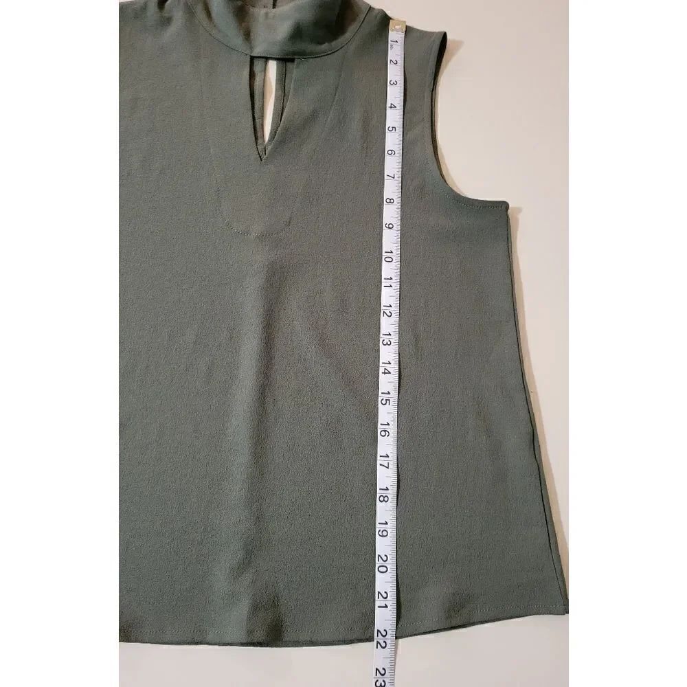 Paper Crane Keyhole Neckline Tank Blouse - Picture 5 of 9